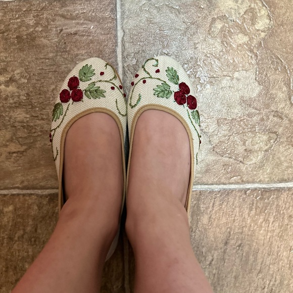 Hand embroidered flats -NEW - Picture 2 of 4